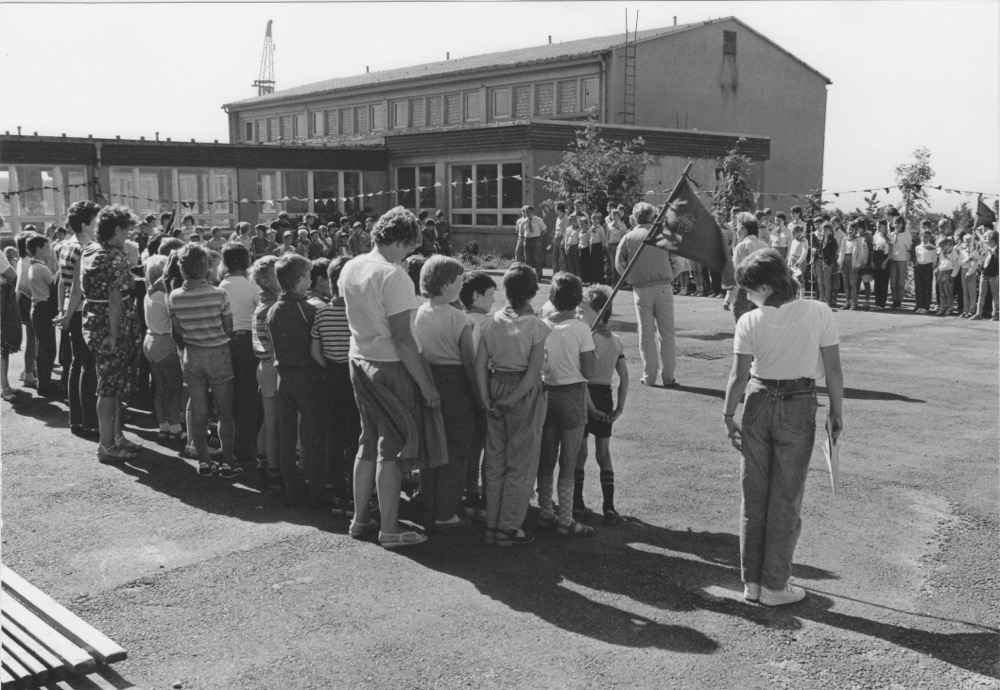 images/historischesSchulhaus/DDR-Zeit/sc0105%20Fahnenappell%20Kopie.jpg#joomlaImage://local-images/historischesSchulhaus/DDR-Zeit/sc0105 Fahnenappell Kopie.jpg?width=1000&height=690