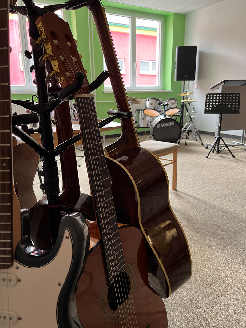 images/klassenzimmer/Bandraum2.jpg#joomlaImage://local-images/klassenzimmer/Bandraum2.jpg?width=800&height=1067