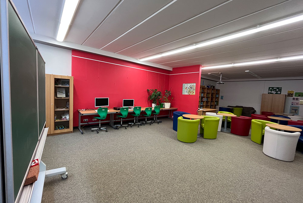 images/klassenzimmer/Mediathek2-weit.jpg#joomlaImage://local-images/klassenzimmer/Mediathek2-weit.jpg?width=1000&height=672