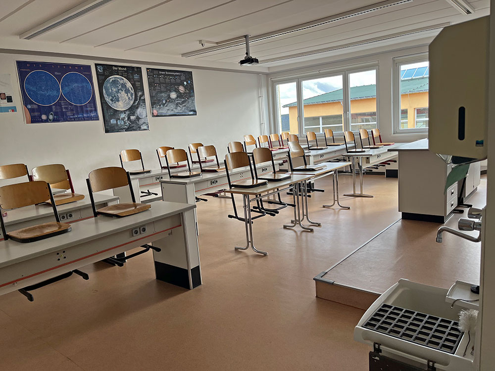 images/klassenzimmer/Physik1.jpg#joomlaImage://local-images/klassenzimmer/Physik1.jpg?width=1000&height=750